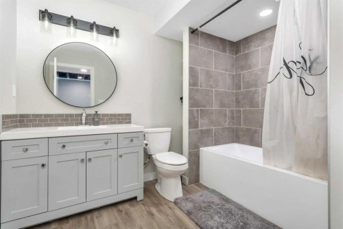 5012 62 Avenue, Ponoka, AB - Indoor Photo Showing Bathroom