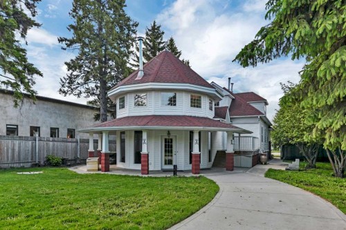5406 50 Avenue  Lacombe, AB T4L 1N5