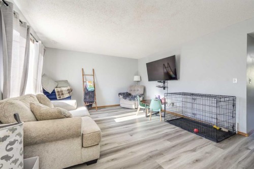 536-100 Jordan Parkway, Red Deer, AB - Indoor Photo Showing Living Room