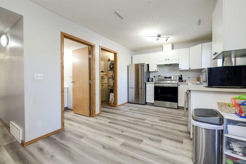 536-100 Jordan Parkway, Red Deer, AB - Indoor Photo Showing Kitchen