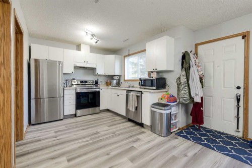 536-100 Jordan Parkway, Red Deer, AB - Indoor Photo Showing Kitchen With Stainless Steel Kitchen