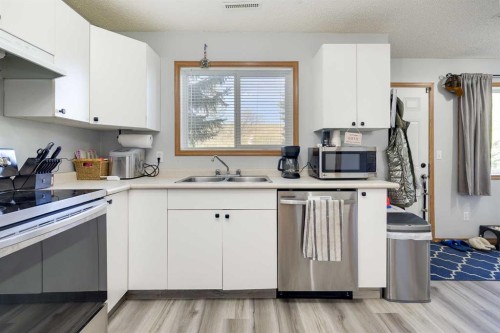 536-100 Jordan Parkway, Red Deer, AB - Indoor Photo Showing Kitchen With Double Sink