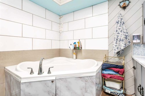 4520 36 Avenue, Ponoka, AB - Indoor Photo Showing Bathroom