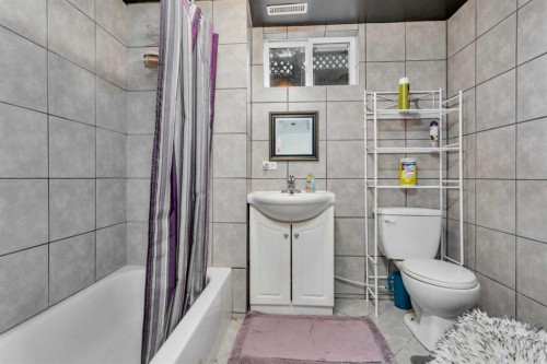 4520 36 Avenue, Ponoka, AB - Indoor Photo Showing Bathroom