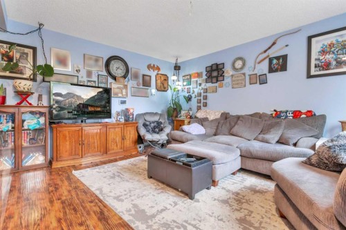 4520 36 Avenue, Ponoka, AB - Indoor Photo Showing Living Room