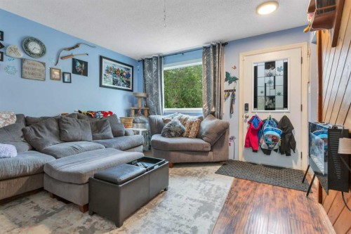 4520 36 Avenue, Ponoka, AB - Indoor Photo Showing Living Room