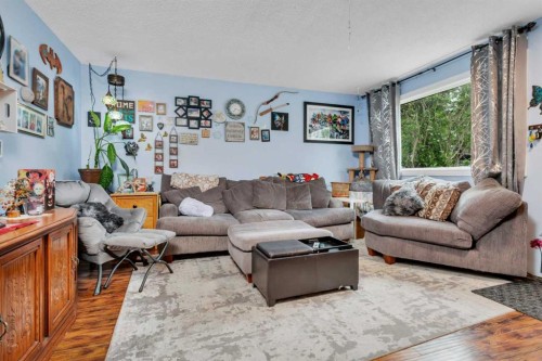 4520 36 Avenue, Ponoka, AB - Indoor Photo Showing Living Room