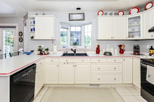4608 50 Street, Forestburg, AB - Indoor Photo Showing Kitchen With Double Sink