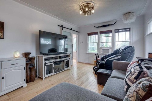 5105 53 Avenue, Ponoka, AB - Indoor Photo Showing Living Room