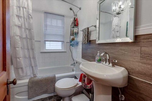5105 53 Avenue, Ponoka, AB - Indoor Photo Showing Bathroom