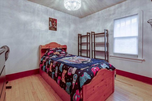 5105 53 Avenue, Ponoka, AB - Indoor Photo Showing Bedroom