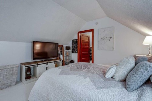 5105 53 Avenue, Ponoka, AB - Indoor Photo Showing Bedroom