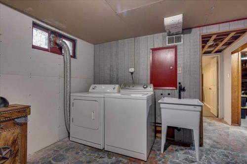 5105 53 Avenue, Ponoka, AB - Indoor Photo Showing Laundry Room