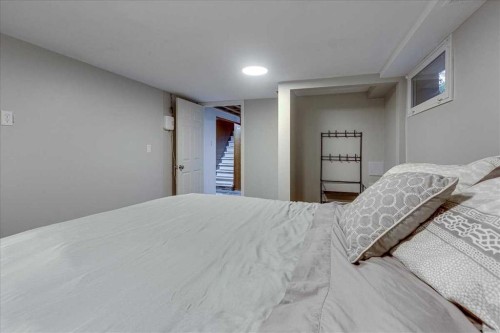 5105 53 Avenue, Ponoka, AB - Indoor Photo Showing Bedroom
