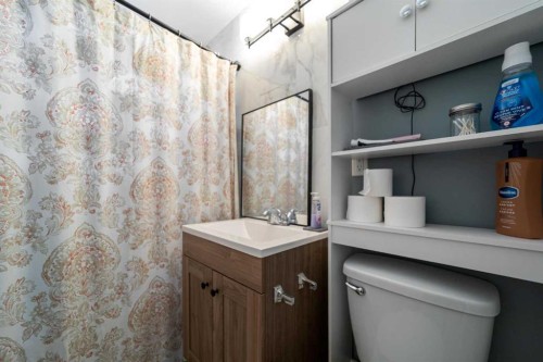 5219 50 Avenue, Camrose, AB - Indoor Photo Showing Bathroom