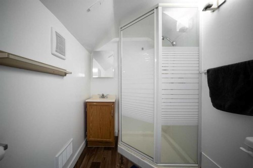 5219 50 Avenue, Camrose, AB - Indoor Photo Showing Bathroom