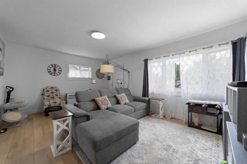 5219 50 Avenue, Camrose, AB - Indoor Photo Showing Living Room