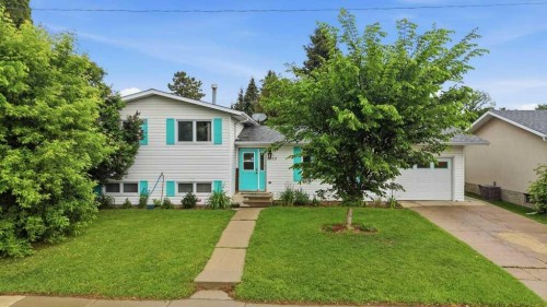 5632 48 Avenue  Lacombe, AB T4L 1M7