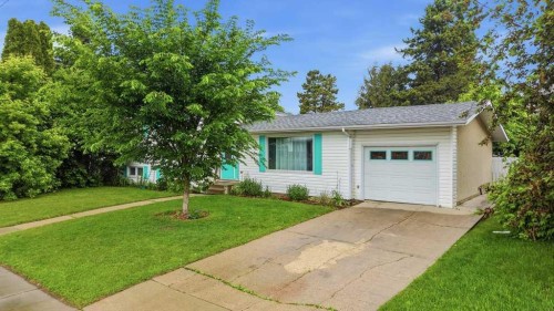 5632 48 Avenue, Lacombe, AB 