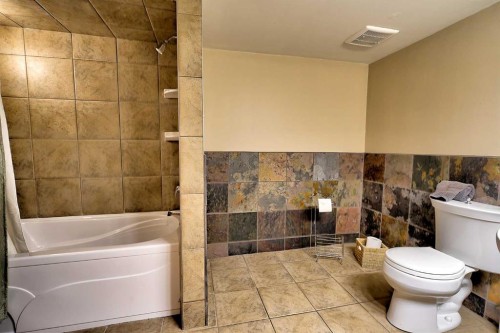 37311 Range Road 283, Rural Red Deer County, AB - Indoor Photo Showing Bathroom