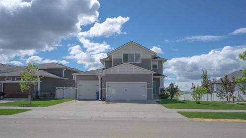 611 Robinson Avenue, Penhold, AB 