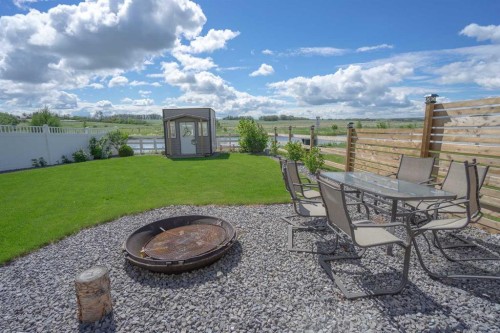611 Robinson Avenue, Penhold, AB 