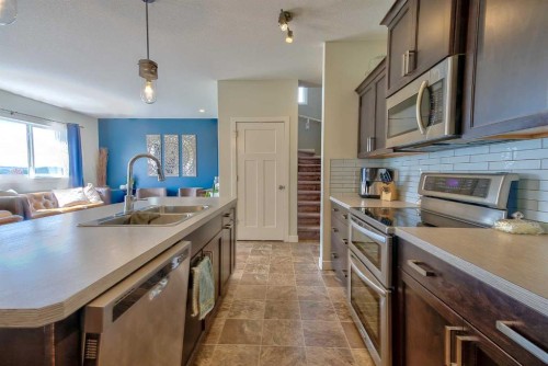 611 Robinson Avenue, Penhold, AB 