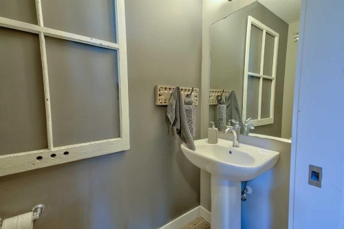 611 Robinson Avenue, Penhold, AB 