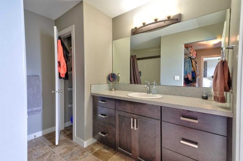 611 Robinson Avenue, Penhold, AB 