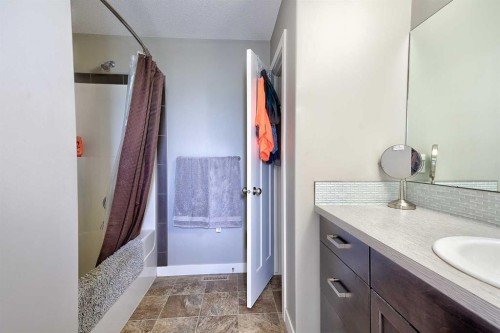 611 Robinson Avenue, Penhold, AB 