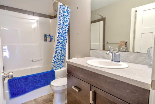 611 Robinson Avenue, Penhold, AB 