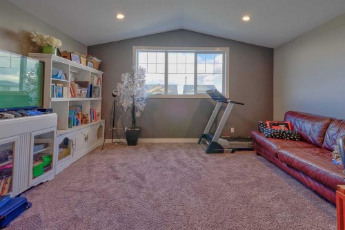611 Robinson Avenue, Penhold, AB 