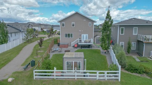611 Robinson Avenue, Penhold, AB 