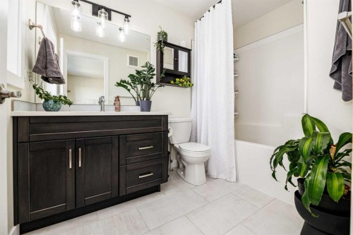 4761 Aspen Lakes Boulevard, Blackfalds, AB - Indoor Photo Showing Bathroom