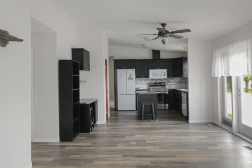 4932 51 Street, Lougheed, AB - Indoor Photo Showing Kitchen