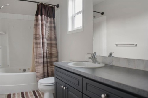 4932 51 Street, Lougheed, AB - Indoor Photo Showing Bathroom