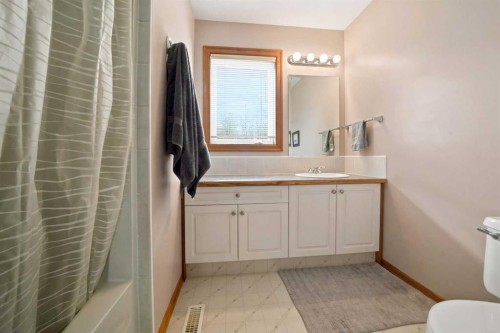 40 Owens Close, Red Deer, AB 