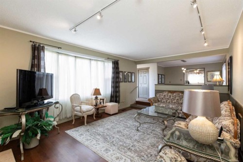 5015 35 Street, Innisfail, AB - Indoor Photo Showing Living Room
