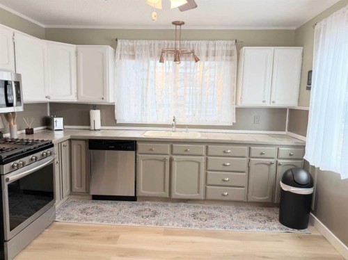 5015 35 Street, Innisfail, AB - Indoor Photo Showing Kitchen