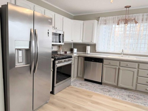 5015 35 Street, Innisfail, AB - Indoor Photo Showing Kitchen