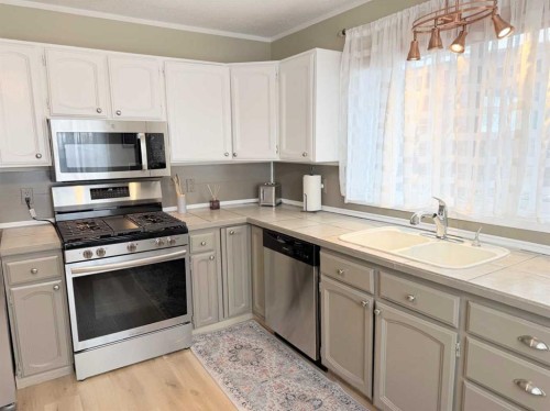 5015 35 Street, Innisfail, AB - Indoor Photo Showing Kitchen With Double Sink