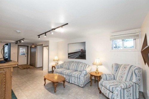 5015 35 Street, Innisfail, AB - Indoor Photo Showing Living Room