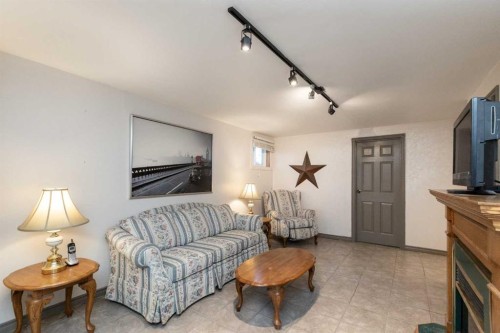5015 35 Street, Innisfail, AB - Indoor Photo Showing Living Room