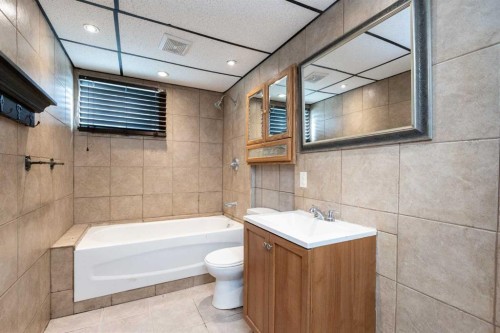 5015 35 Street, Innisfail, AB - Indoor Photo Showing Bathroom