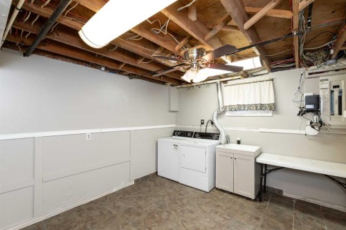 5015 35 Street, Innisfail, AB - Indoor Photo Showing Laundry Room