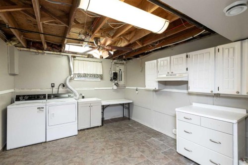 5015 35 Street, Innisfail, AB - Indoor Photo Showing Laundry Room