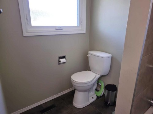6014 44 Avenue, Camrose, AB - Indoor Photo Showing Bathroom