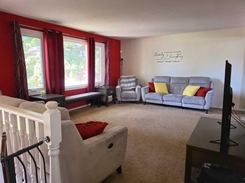 6014 44 Avenue, Camrose, AB - Indoor Photo Showing Living Room
