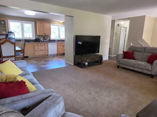 6014 44 Avenue, Camrose, AB - Indoor Photo Showing Living Room