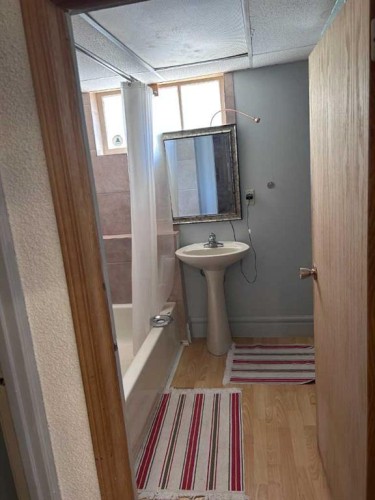 2128 17 Avenue Sw, Calgary, AB - Indoor Photo Showing Bathroom